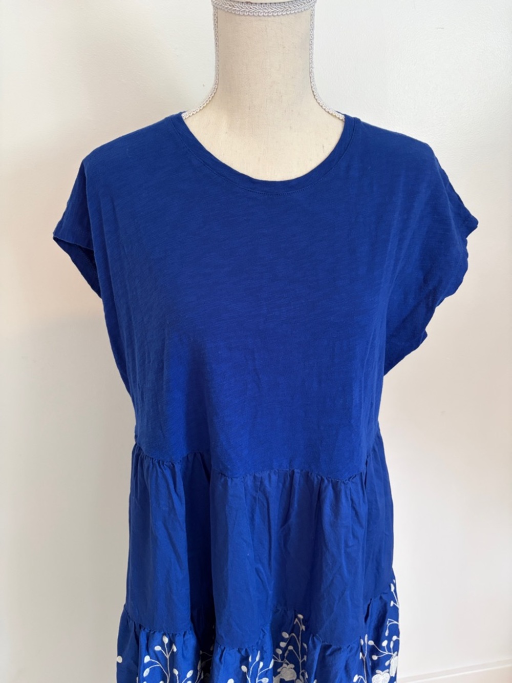 Boden Women’s Blue Tiered Midi Dress with White Floral Embroidery Size 10 - Picture 2 of 6